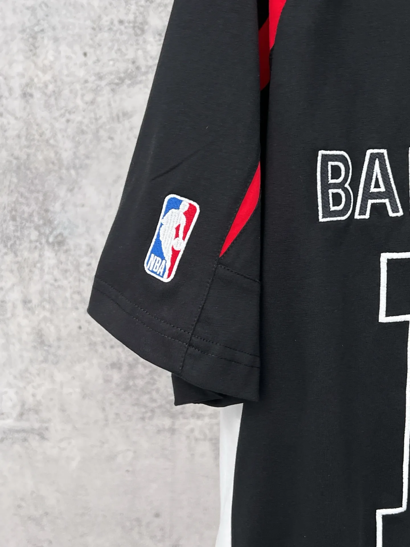 Balenciaga × NBA SS 26 Series T Same Style • Classic ： + ， ， Retro • ： 「BALENCIAGA 10 」 ， NBA ， • ： ， ， 、 ：Black Red ：A 275# Size： S 73 116 24 M 75 120 25 L 77 124 26 XL 79 128 27